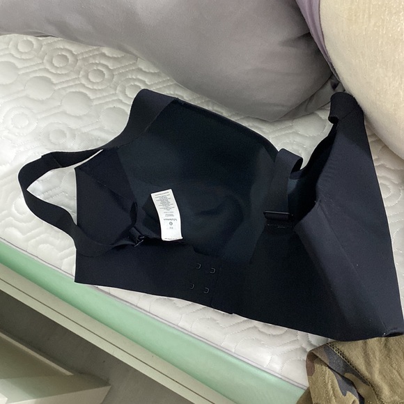 New without tag/ says E32. Fits like you’re a B or C 32 - Picture 2 of 4